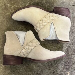 New kaanas ra bootie tan Size 6